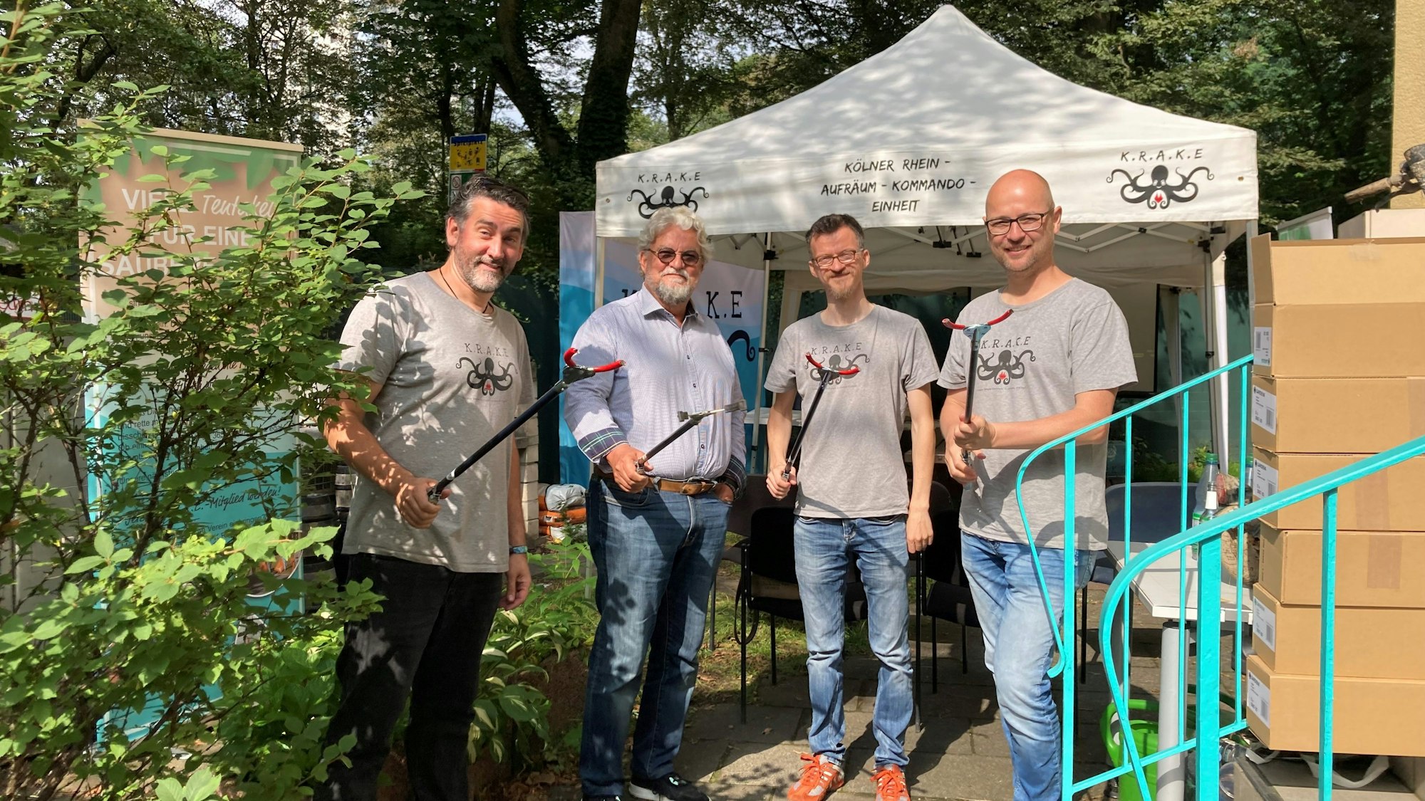 Christian Stock, Joachim Umbach, Jan Odenthal und Franz Roling (v.l.) rufen zum Rhine Cleanup auf.