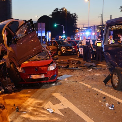 Zerstörte Autos liegen nach dem schweren Unfall in Deutz aufeinander.