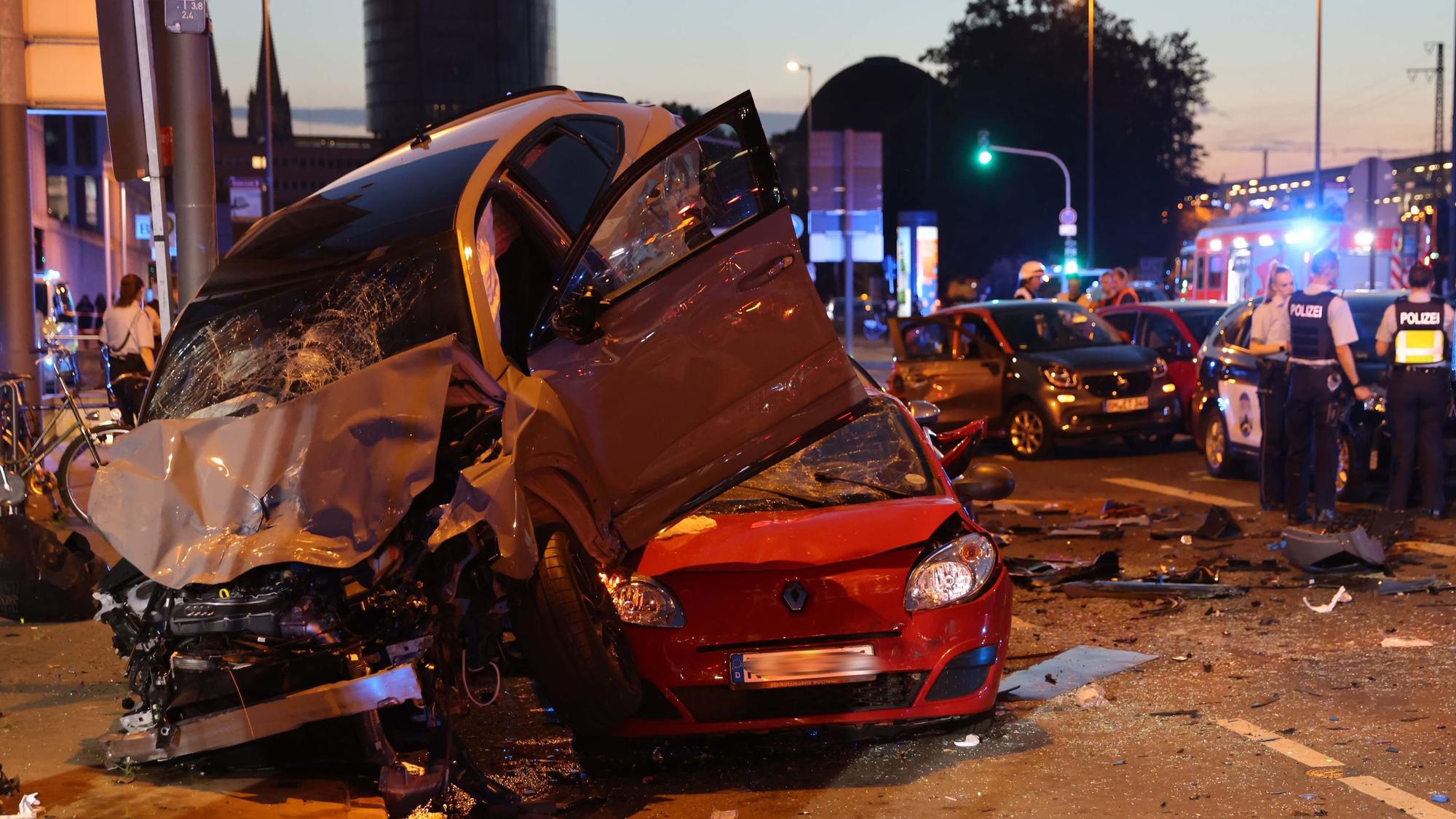 Zerstörte Autos liegen nach dem schweren Unfall in Deutz aufeinander.