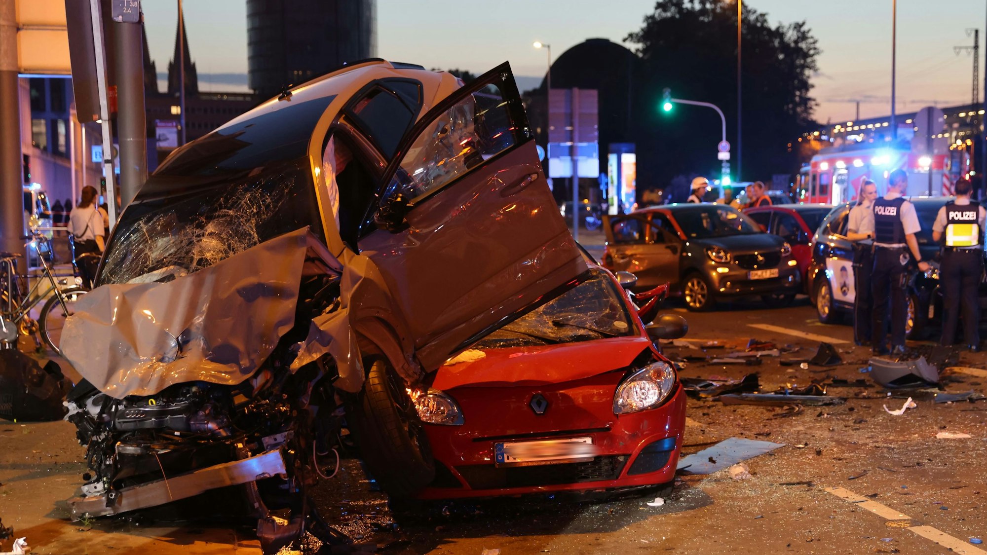 Zerstörte Autos liegen nach dem schweren Unfall in Deutz aufeinander.