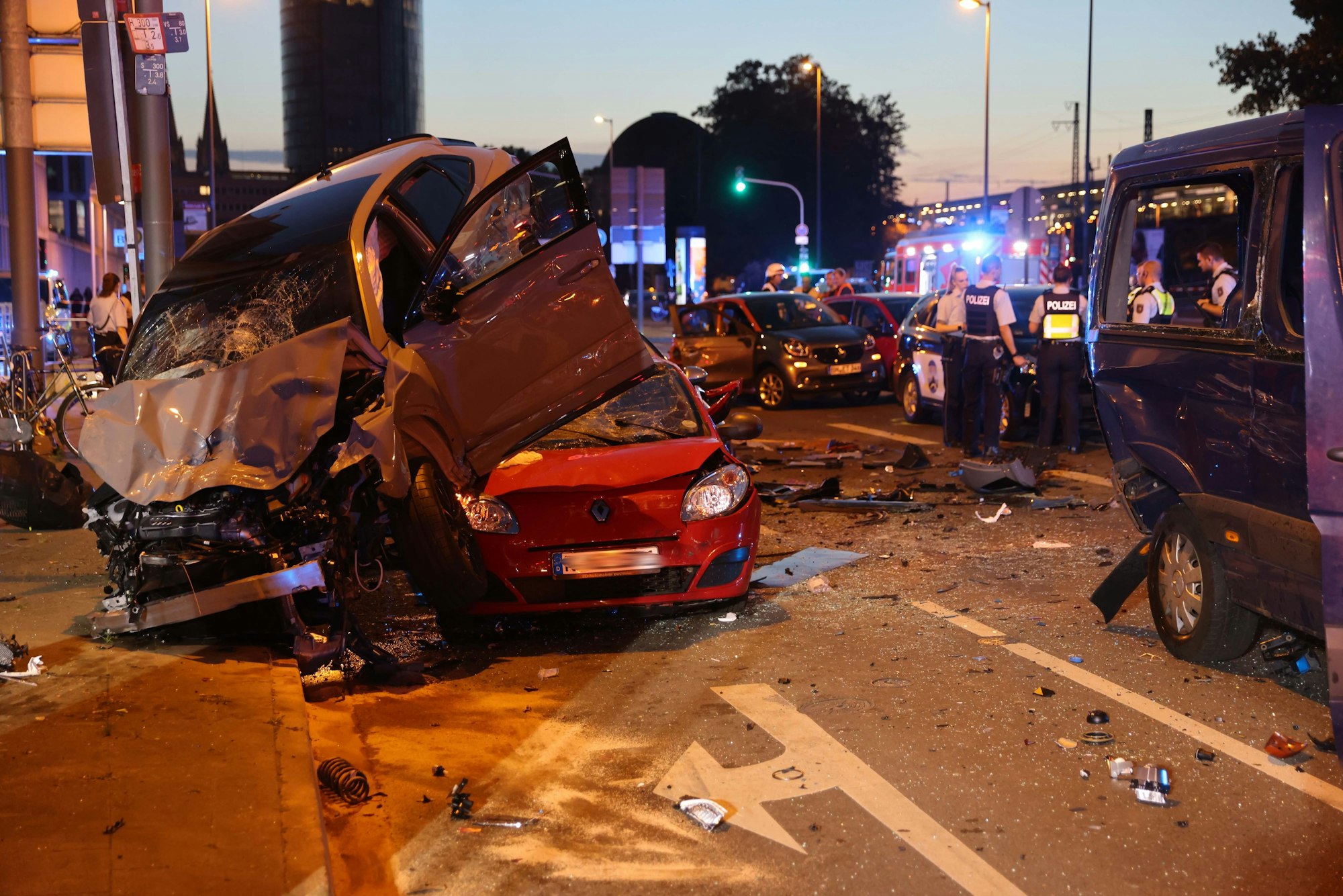 Zertrümmerte Autos nach einem Unfall.