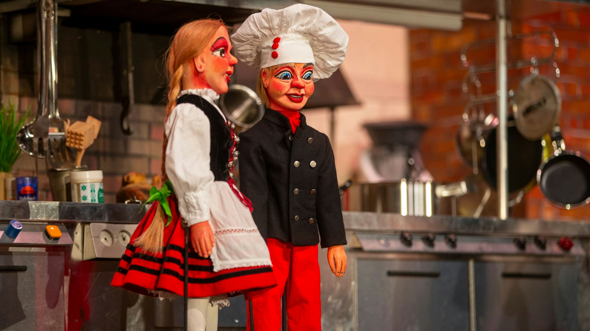 Hänneschen und Bärbelchen in der Meisterküche