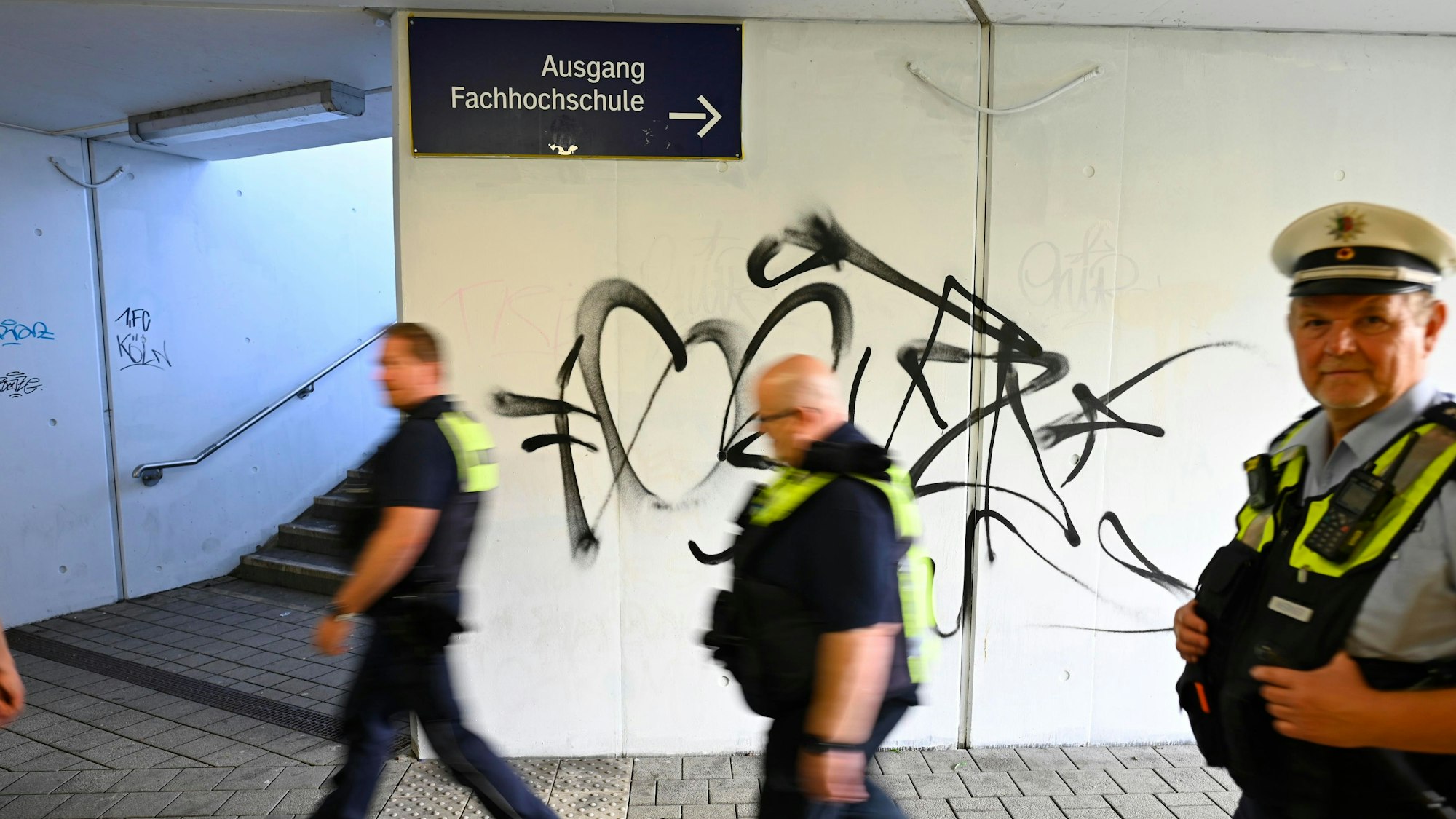 Mehrere Mitarbeiter des Ordnungsamtes auf Streife in einer Bahnhofsunterführung.