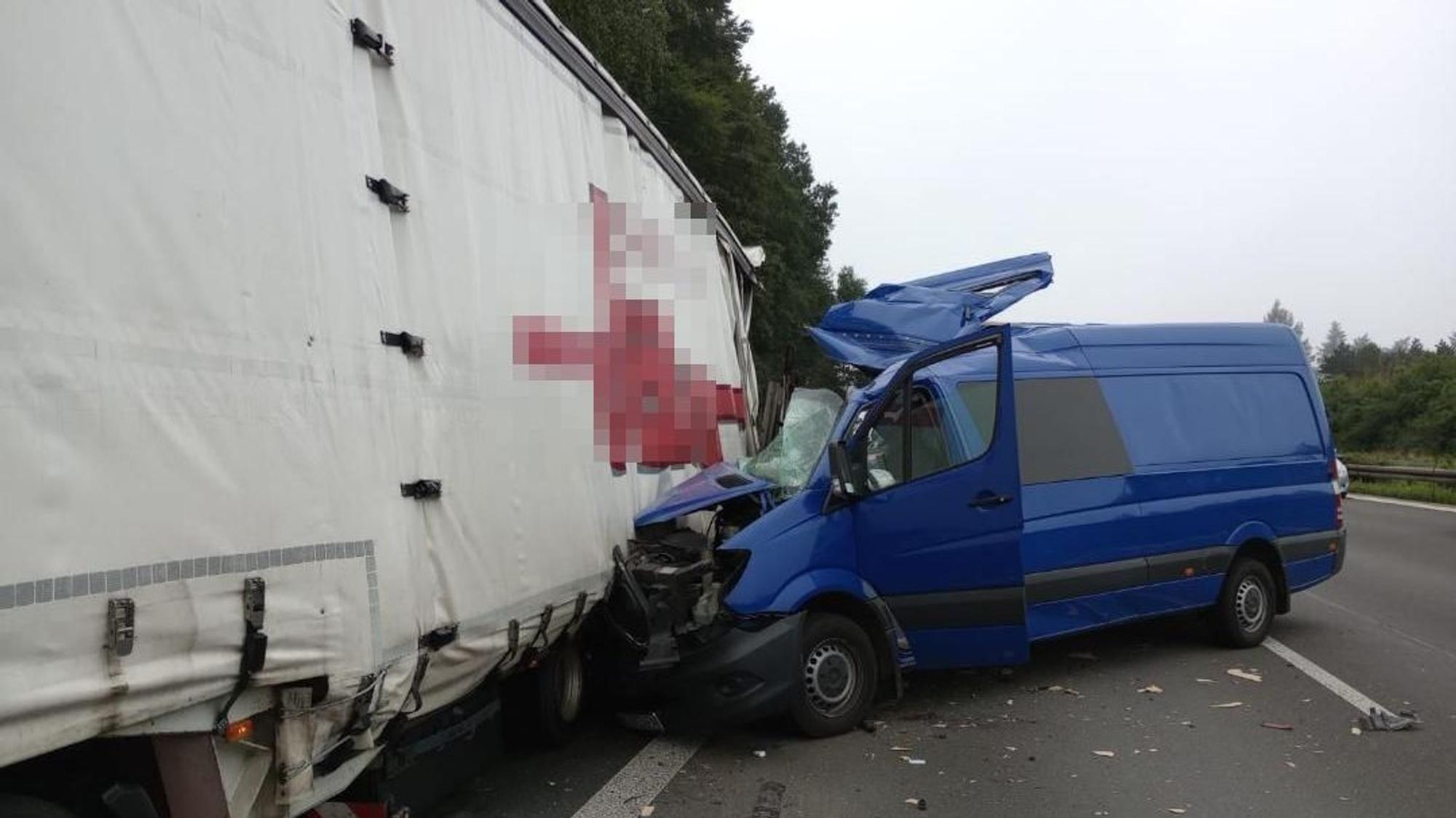 Der Kleintransporter prallte etwa einen Kilometer vor dem Kreuz Bonn/Siegburg in den Sattelschlepper.
