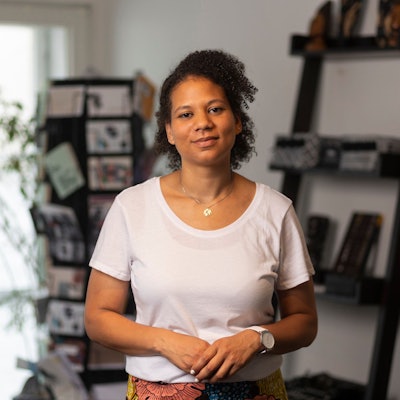 Joanna Peprah steht in der Theodor Wonja Michael Bibliothek Köln.