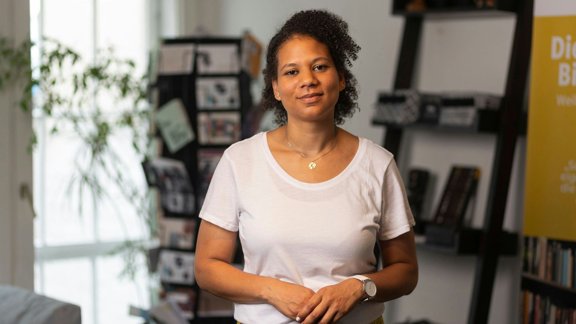 Joanna Peprah steht in der Theodor Wonja Michael Bibliothek Köln.