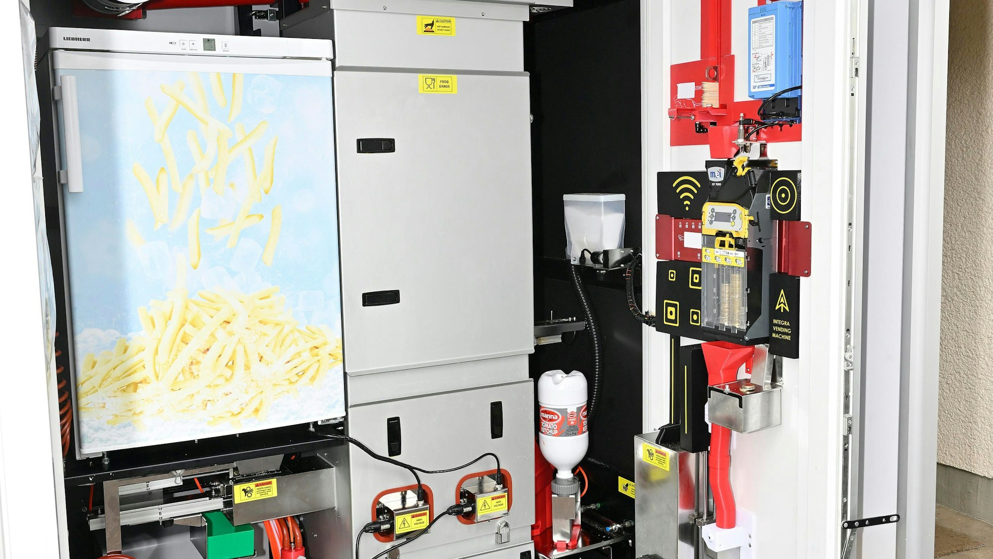 Das Foto zeigt das Innenleben des Pommes-Automaten an der Reuterstraße.