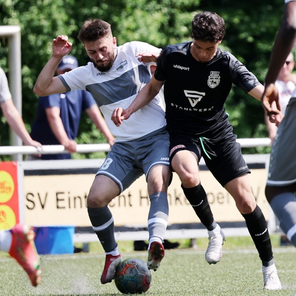 Der Hohkeppeler Fußballer Ardit Mimini kämpft mit einem Bonner Fußballer um den Ball.