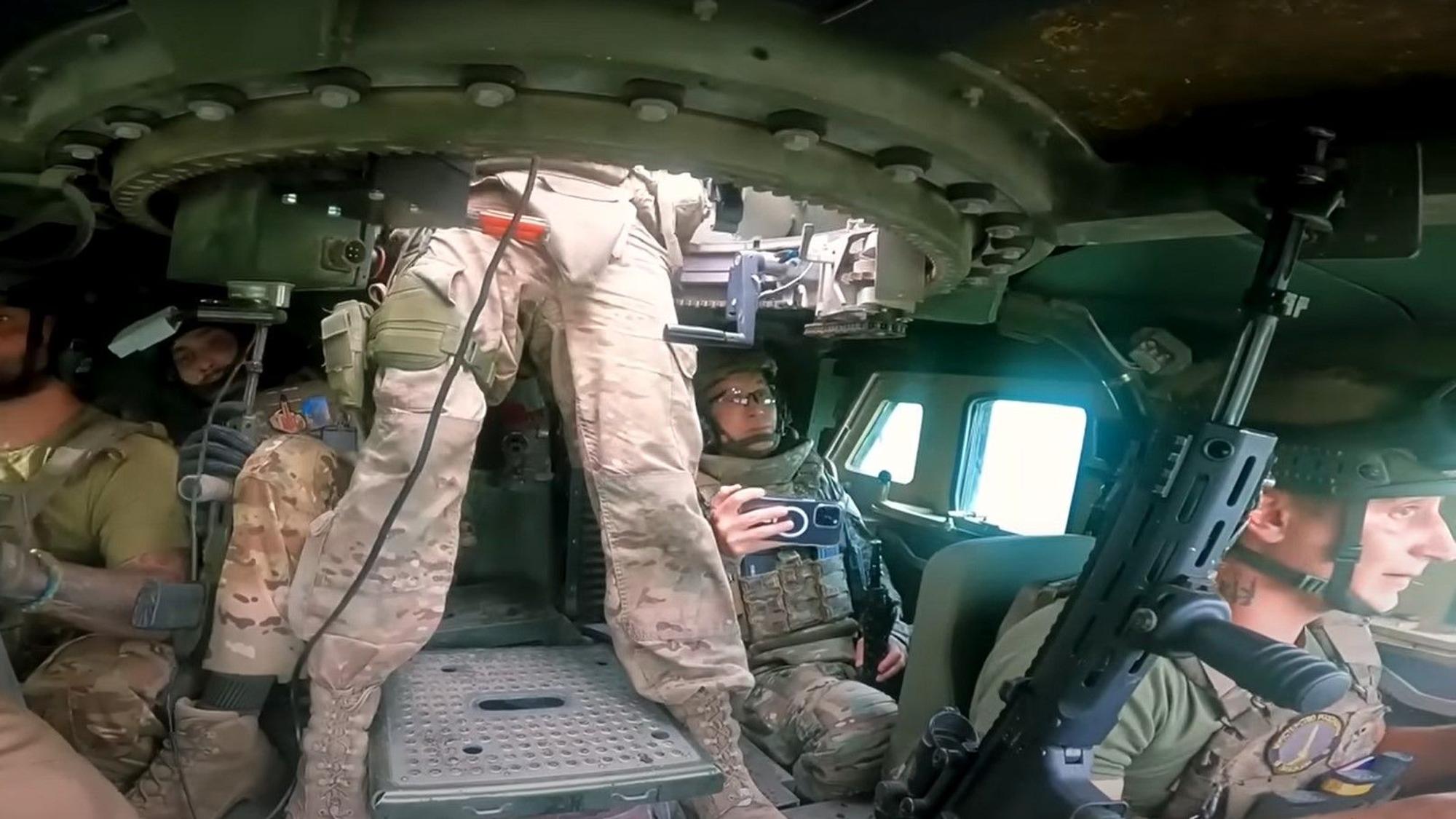 Ein Screenshot zeigt die ukrainische Besatzung eines Humvees kurz bevor das Gefährt über eine russische Mine fährt. Alle Soldaten überlebten die heftige Explosion. Die Ukraine hat ein Video des Vorfalls veröffentlicht.