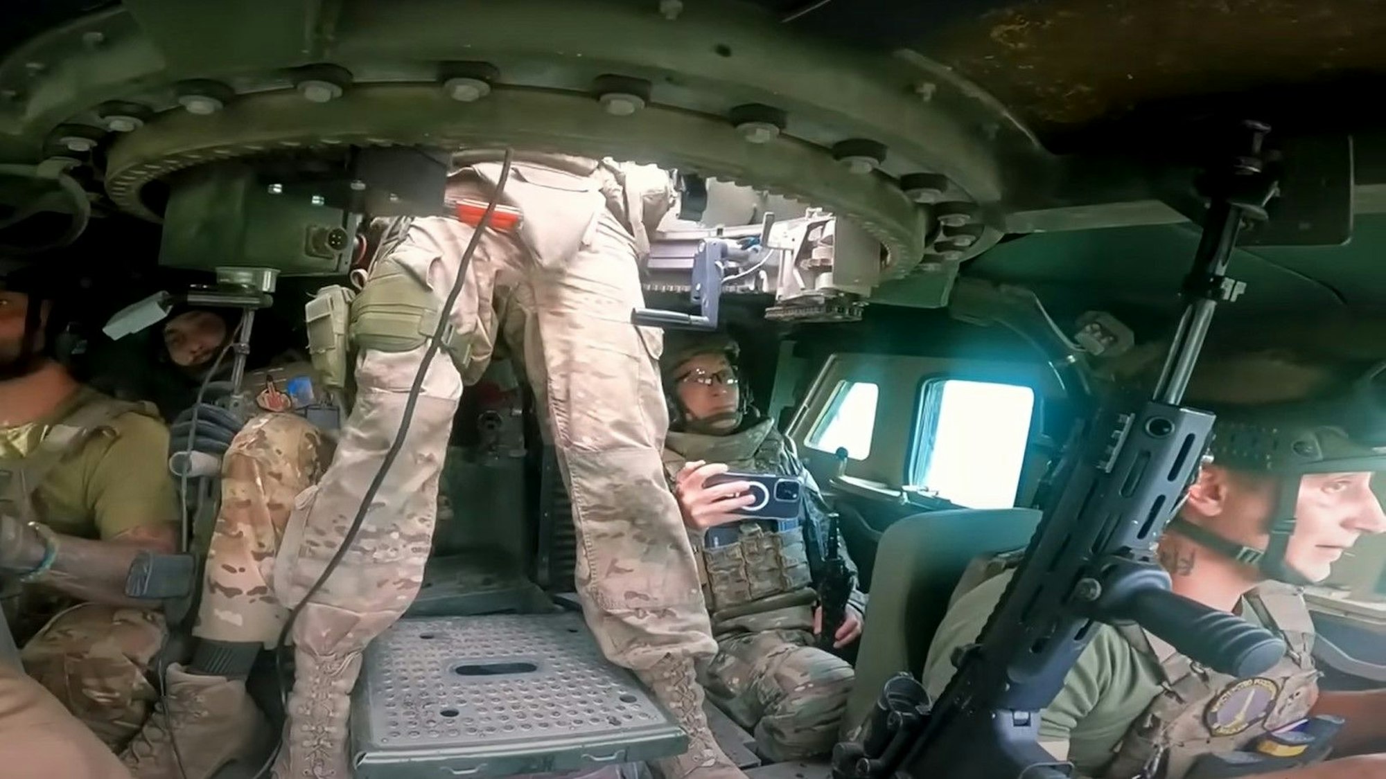 Ein Screenshot zeigt die ukrainische Besatzung eines Humvees kurz bevor das Gefährt über eine russische Mine fährt. Alle Soldaten überlebten die heftige Explosion. Die Ukraine hat ein Video des Vorfalls veröffentlicht.