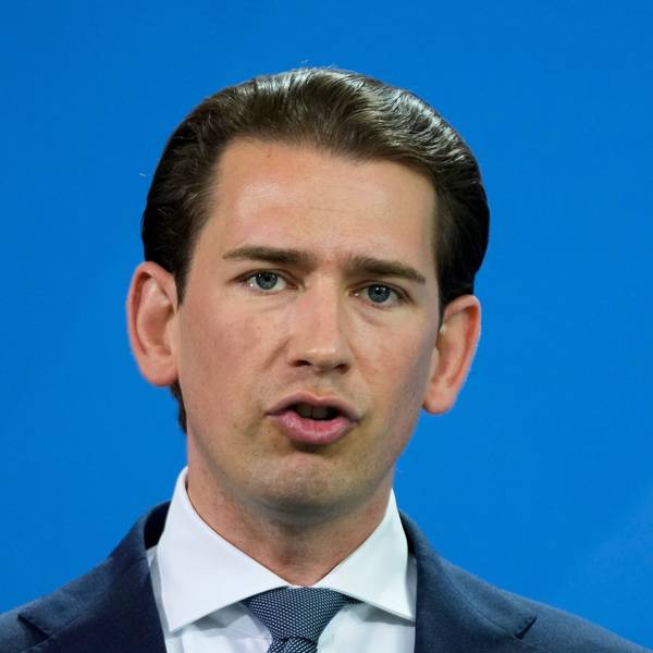 Österreichs damaliger Bundeskanzler Sebastian Kurz gibt vor einem gemeinsamen Gespräch mit Bundeskanzlerin Merkel (CDU) im Bundeskanzleramt ein Statement ab.