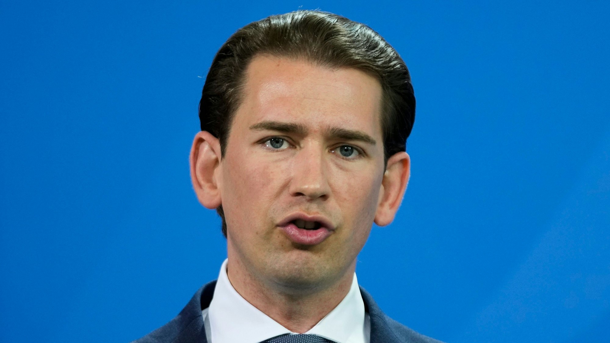 Österreichs damaliger Bundeskanzler Sebastian Kurz gibt vor einem gemeinsamen Gespräch mit Bundeskanzlerin Merkel (CDU) im Bundeskanzleramt ein Statement ab.