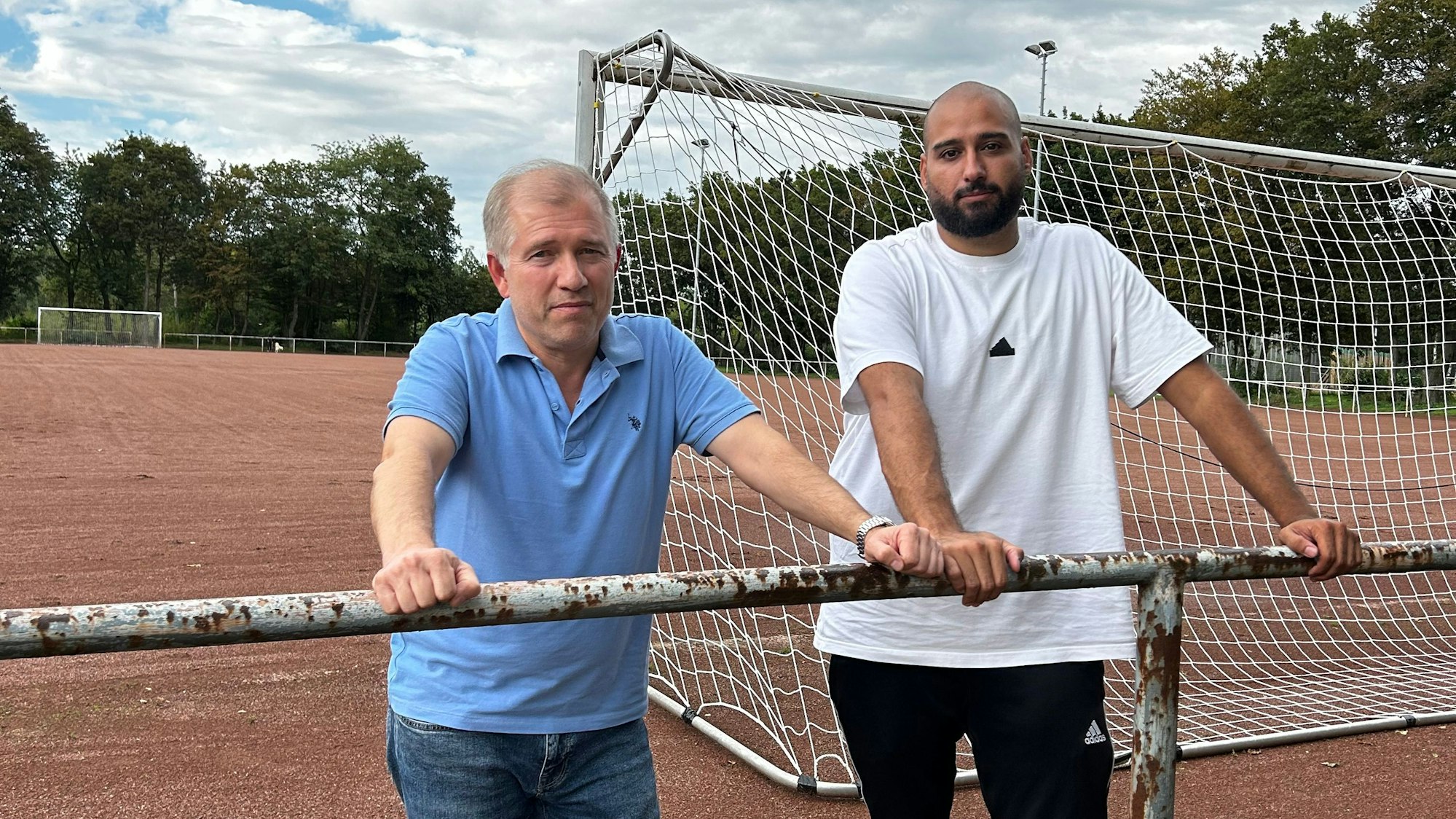Präsident Aydin Karaca (links) und Trainer Fatih Yalcin leiten den Neustart des JSV Köln Genclerbirligi in der Kreisliga D