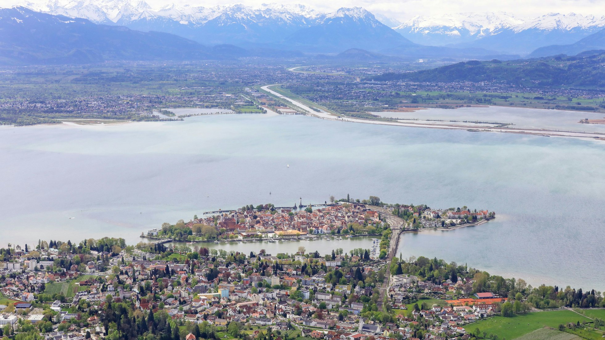 Blick über den Bodensee: Die Polizei sucht einen vermisst gemeldeten Wassersportler. (Archivbild)