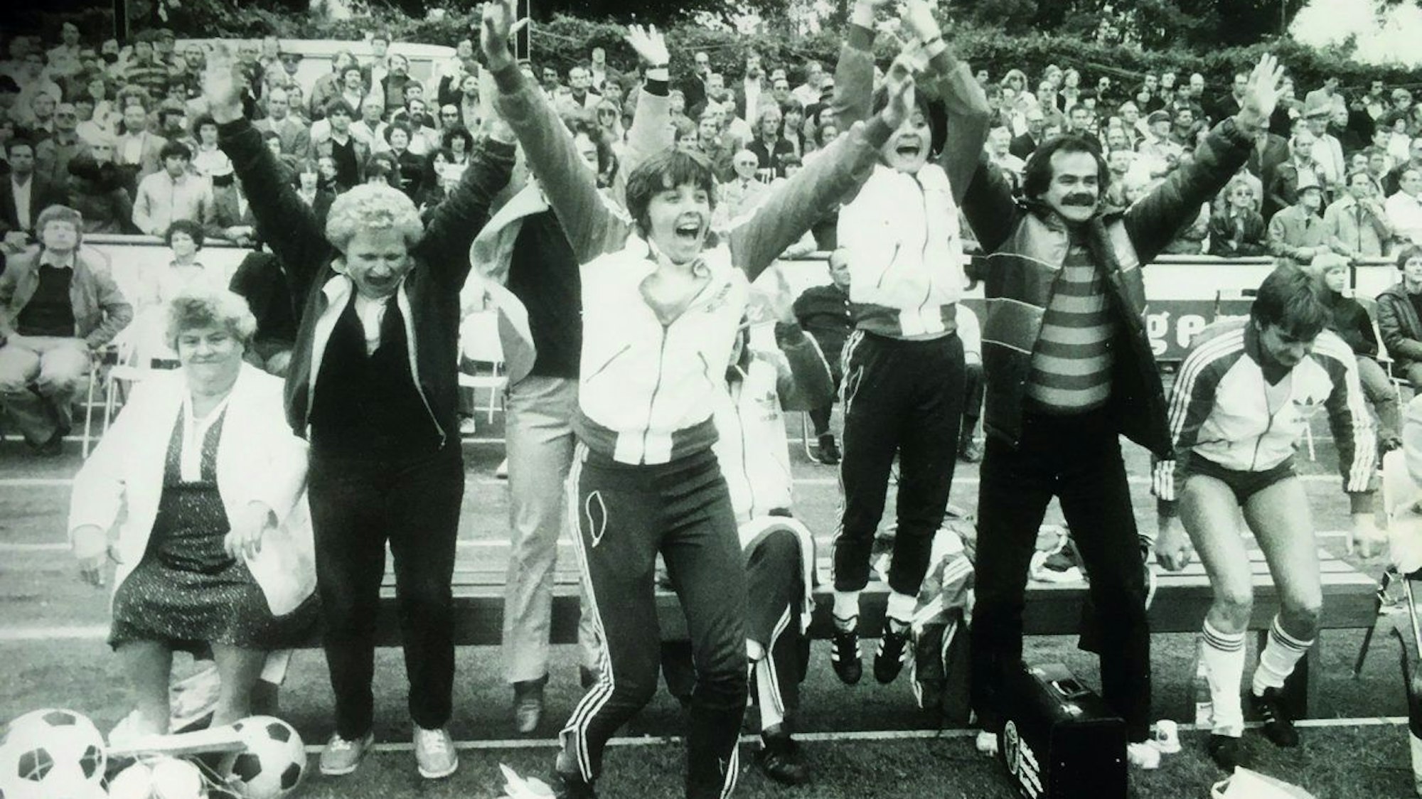 Die Trainerbank der SSG 09 jubelt, auch Hans Gronewoldspringt begeistert auf.