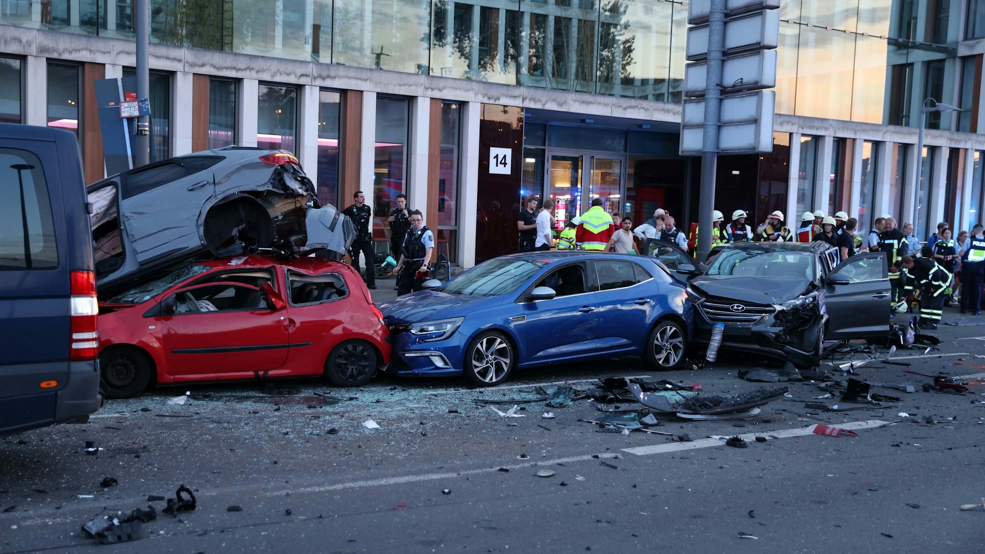 Zertrümmerte Autos nach einem Unfall.