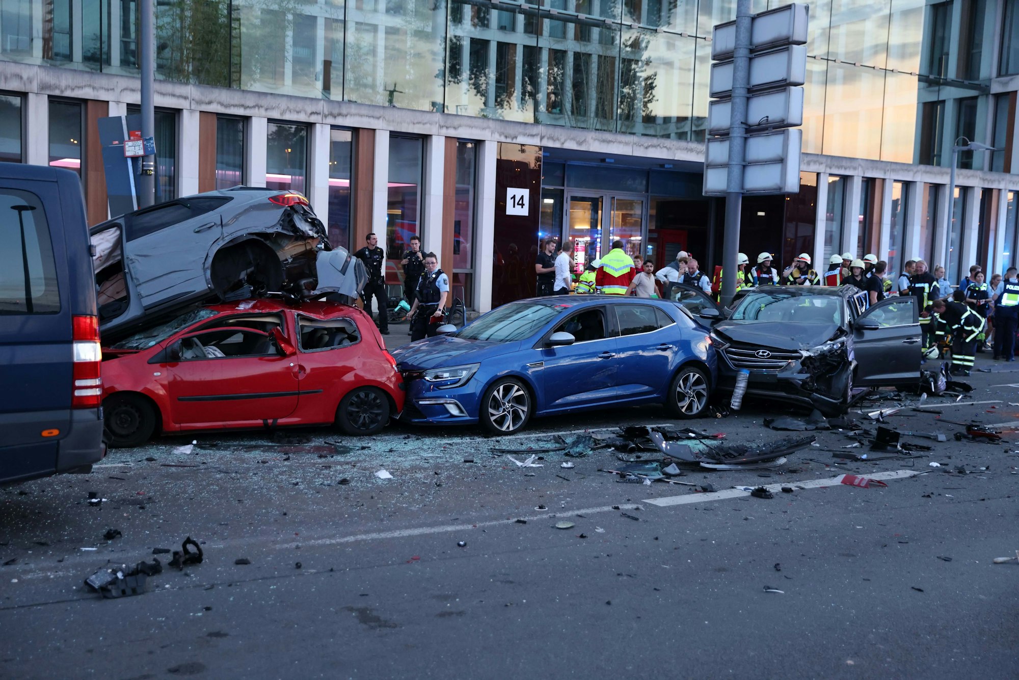 Köln, RSK, 14 Verletzte, der Unfall-Verursacher schwer. bei einer Karambolage in Deutz, kurz vor der Kreuzung am Stadthaus