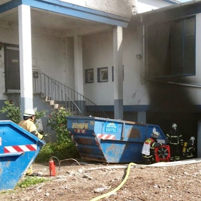 Feuerwehrleute bekämpfen einen Brand in einem Haus in Euskirchen.