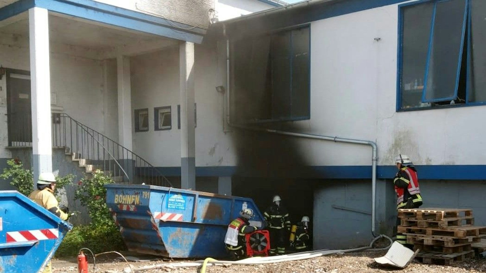 Feuerwehrleute bekämpfen einen Brand in einem Haus in Euskirchen.