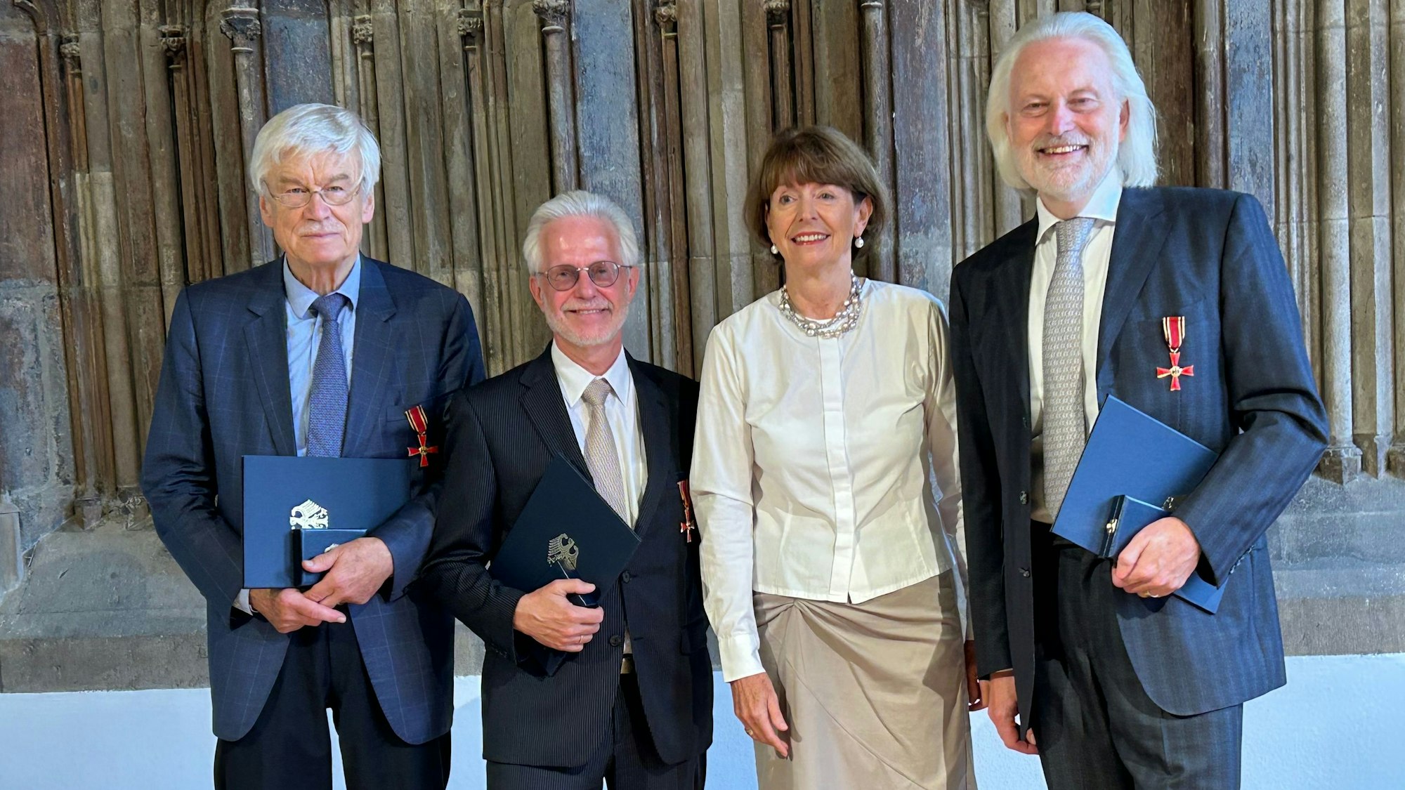 Dr. Wulf Bauer, Dr. Joachim Wüst, Oberbürgermeisterin Henriette Reker, Dr. Joachim Groth (v.l.) stehen im Kölner Rathaus