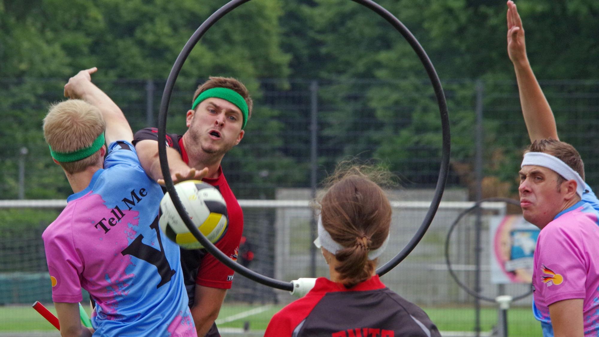 Quidditch, Norddeutsche Liga: Timo Damköhler, Kapitän der Hamburg Werewolves, setzt in der Partie gegen die Braunschweig Bröwicorns zum Wurf an.