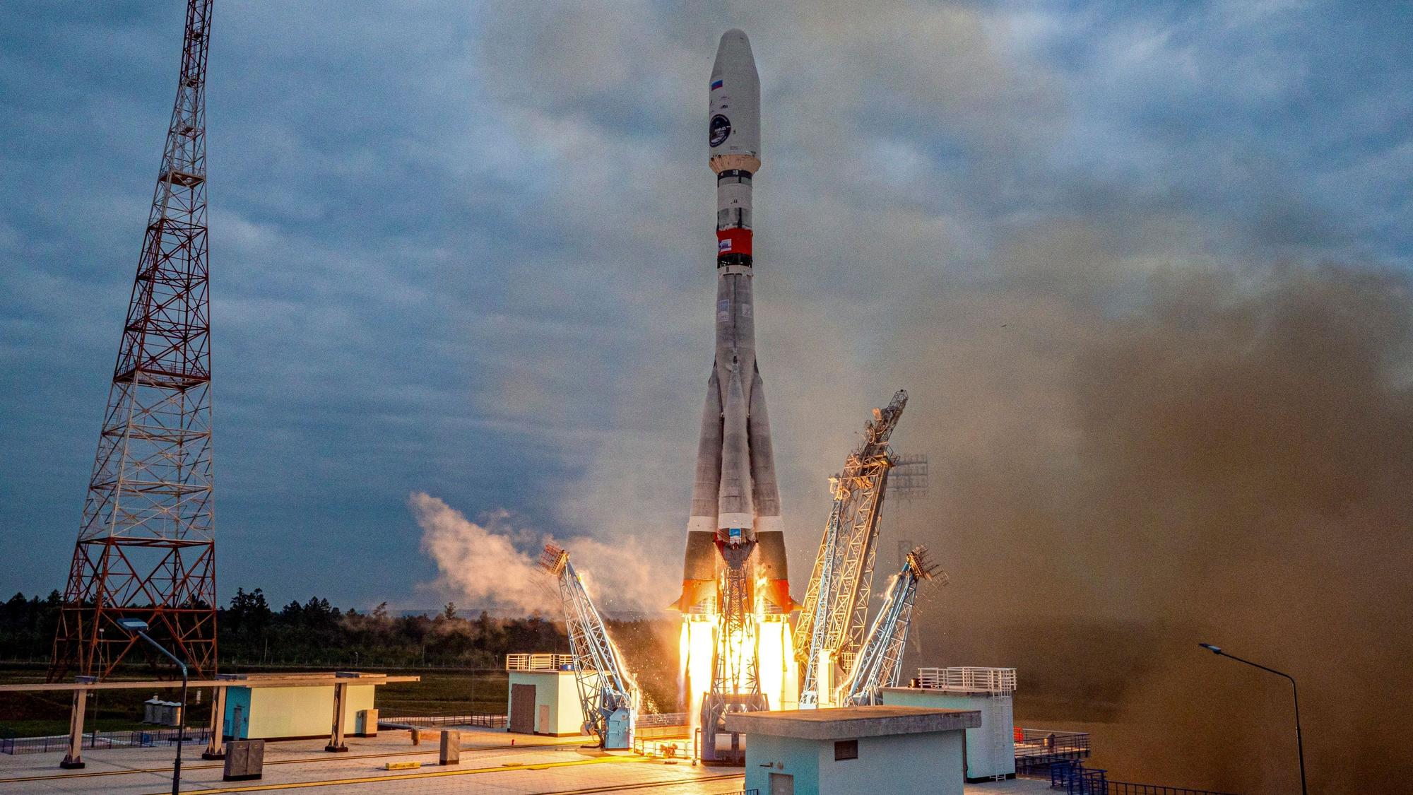 Die russische Raumsonde „Luna-25“ startet mithilfe einer Sojus-Rakete vom Weltraumbahnhof Wostotschny im Osten Russlands. Kurz vor dem Mond gibt es offenbar einen Zwischenfall.