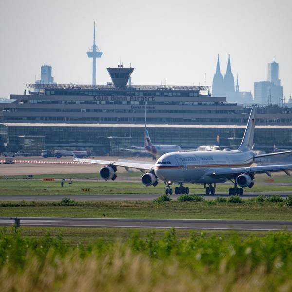 18.08.2023, Nordrhein-Westfalen, Köln-Bonn Airport: Pannenflieger der Bundeswehr landet nach dem Flug von Abu Dabi auf dem Flughafen Köln/Bonn. Nach der Pannenreise von Außenministerin Baerbock ist der betroffene Airbus 340 nach Deutschland zurückgekehrt. Foto: Henning Kaiser/dpa +++ dpa-Bildfunk +++