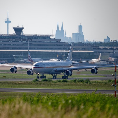 18.08.2023, Nordrhein-Westfalen, Köln-Bonn Airport: Pannenflieger der Bundeswehr landet nach dem Flug von Abu Dabi auf dem Flughafen Köln/Bonn. Nach der Pannenreise von Außenministerin Baerbock ist der betroffene Airbus 340 nach Deutschland zurückgekehrt. Foto: Henning Kaiser/dpa +++ dpa-Bildfunk +++