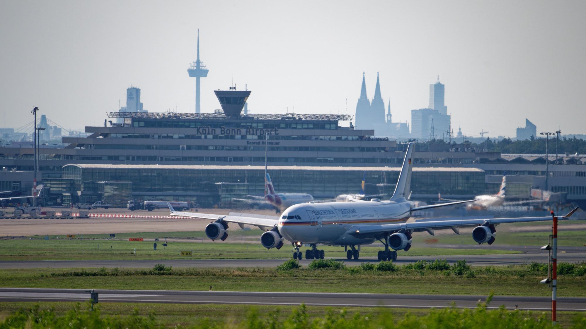 18.08.2023, Nordrhein-Westfalen, Köln-Bonn Airport: Pannenflieger der Bundeswehr landet nach dem Flug von Abu Dabi auf dem Flughafen Köln/Bonn. Nach der Pannenreise von Außenministerin Baerbock ist der betroffene Airbus 340 nach Deutschland zurückgekehrt. Foto: Henning Kaiser/dpa +++ dpa-Bildfunk +++