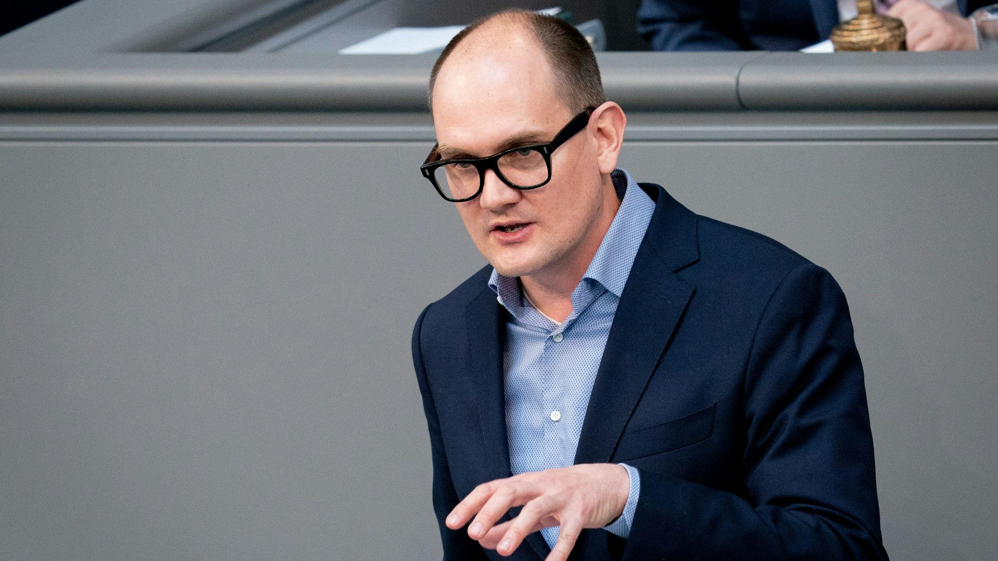 Laut einer Sprecherin der Bundestagsfraktion geht es Dahmen Umständen entsprechend gut.