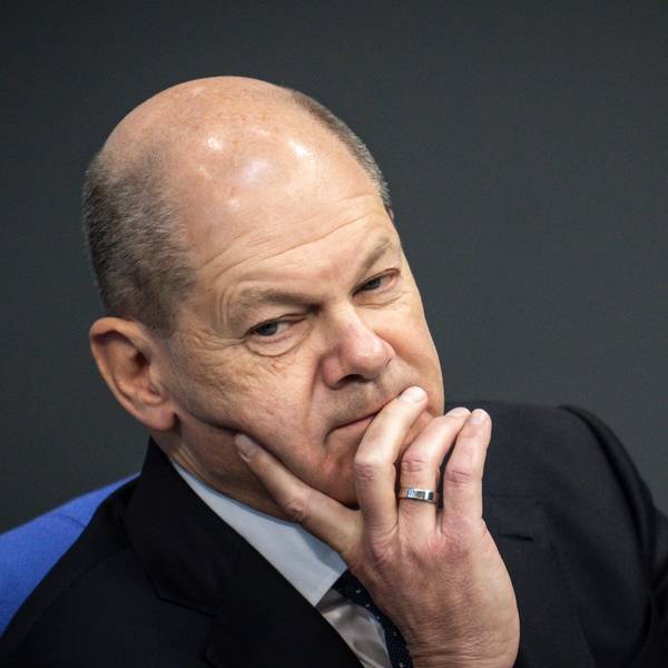 Bundeskanzler Olaf Scholz (SPD) verfolgt eine Debatte in einer Sitzung des Bundestags.