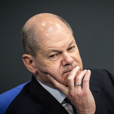 Bundeskanzler Olaf Scholz (SPD) verfolgt eine Debatte in einer Sitzung des Bundestags.