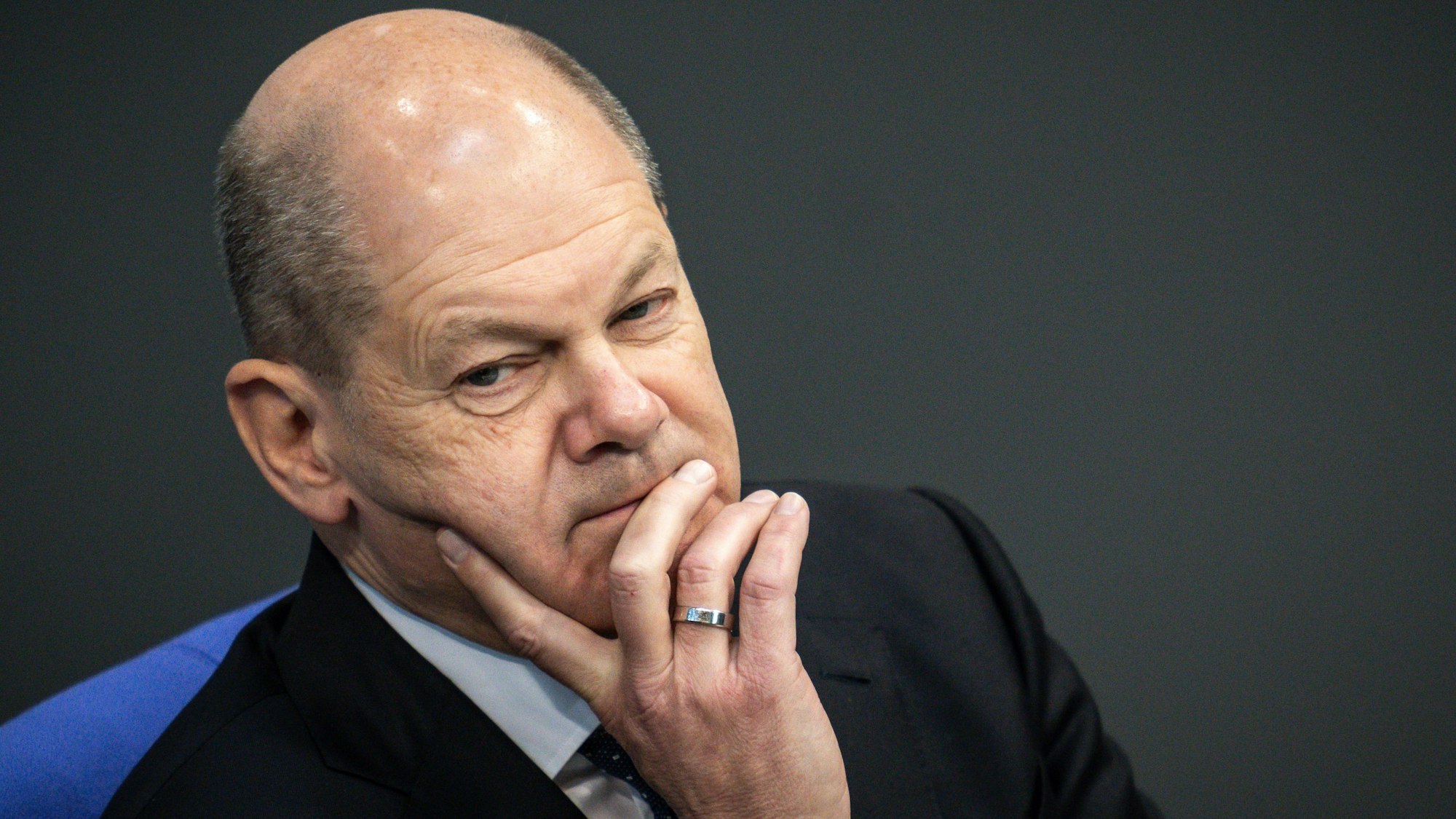 ARCHIV - 14.12.2022, Berlin: Bundeskanzler Olaf Scholz (SPD) verfolgt die Debatte in der Sitzung des Bundestags nach seiner Regierungserklärung zum EU-Rat und zum EU-/Asean-Gipfel.