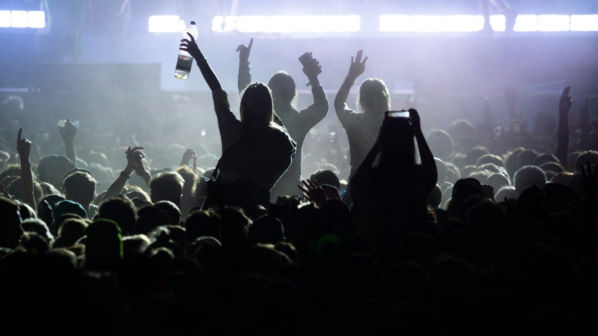 ARCHIV - 16.08.2019, Hamburg: Festivalbesucher stehen vor einer Bühne beim Musik- und Kunst-Festival "MS Dockville". Freitag startet das Hamburger Festival erneut - auch Nachhaltigkeit ist für die Veranstalter ein Thema. (zu dpa: «Festivals wollen nachhaltiger werden - aber wie?») Foto: Jonas Walzberg/dpa +++ dpa-Bildfunk +++