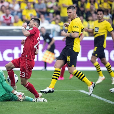 Dortmunds Torwart Gregor Kobel (l) und Sargis Adamyan vom 1. FC Köln in Aktion.