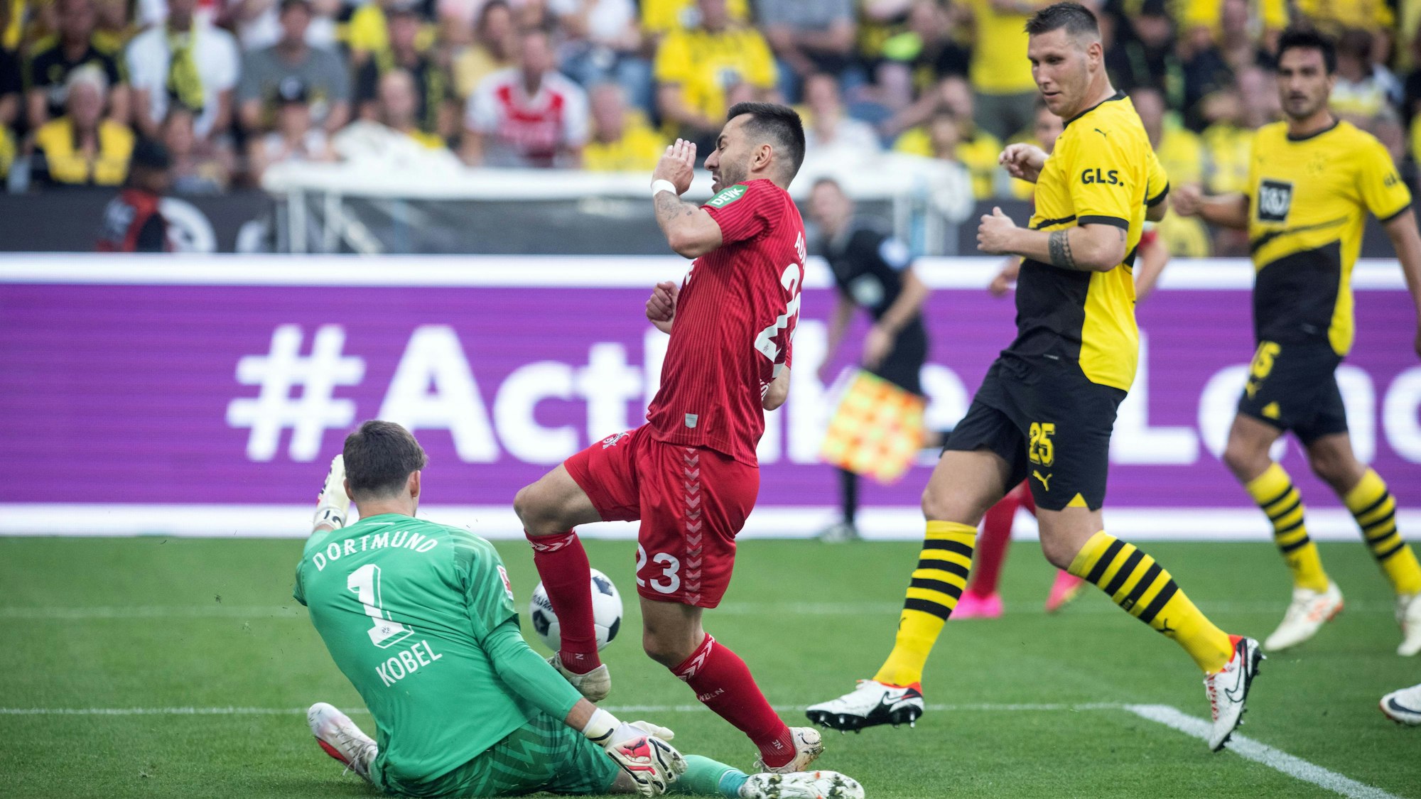 Dortmunds Torwart Gregor Kobel (l) und Sargis Adamyan vom 1. FC Köln in Aktion.