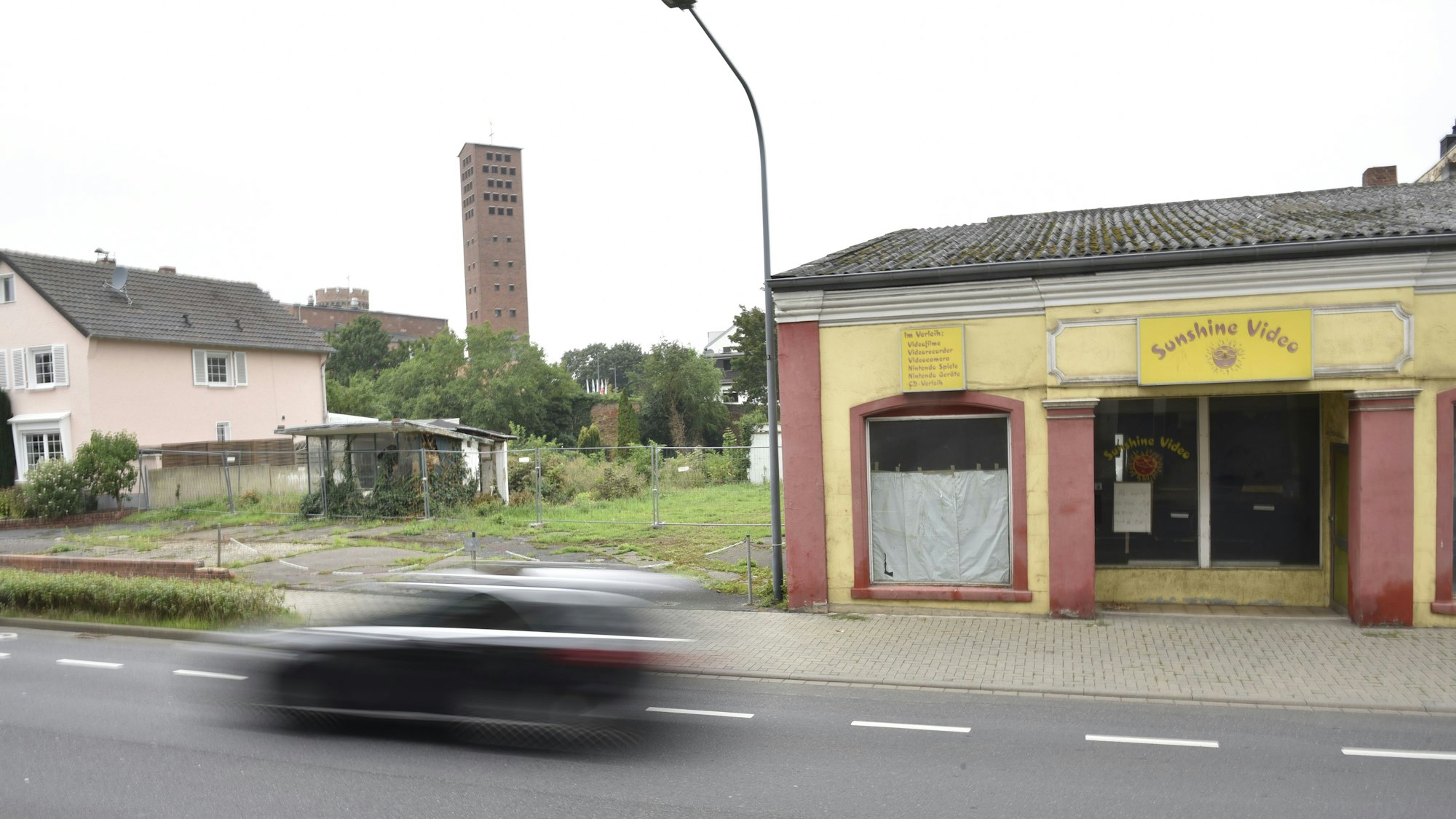 An einer Straße steht ein verfallenes Gebäude. Über dem Eingang prangt ein Schild mit der Aufschrift: "Sunshine Video".