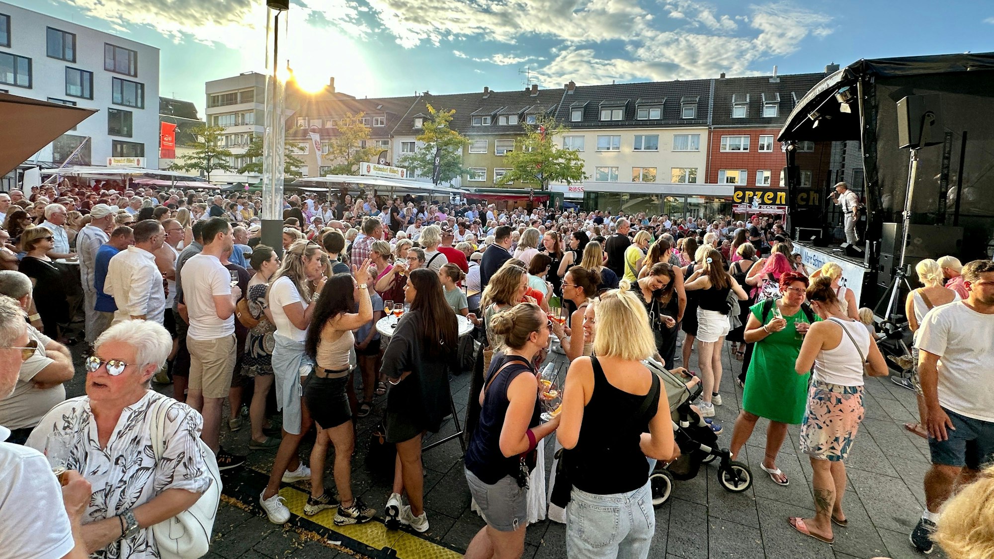 Im Jahr 2023 waren auf dem Maternusplatzbei den Rodenkirchener Sommertagen die „Klüngelköpp“ zu Gast.