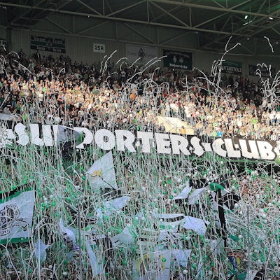 Im Jahr 2018 feierten die Gladbacher Fans das 30-jährige Jubiläum des FPMG Supporters Club. Nun wurde ein Transporter der Gladbacher Fan-Dachorganisation offenbar von einer Polizeikugel getroffen.