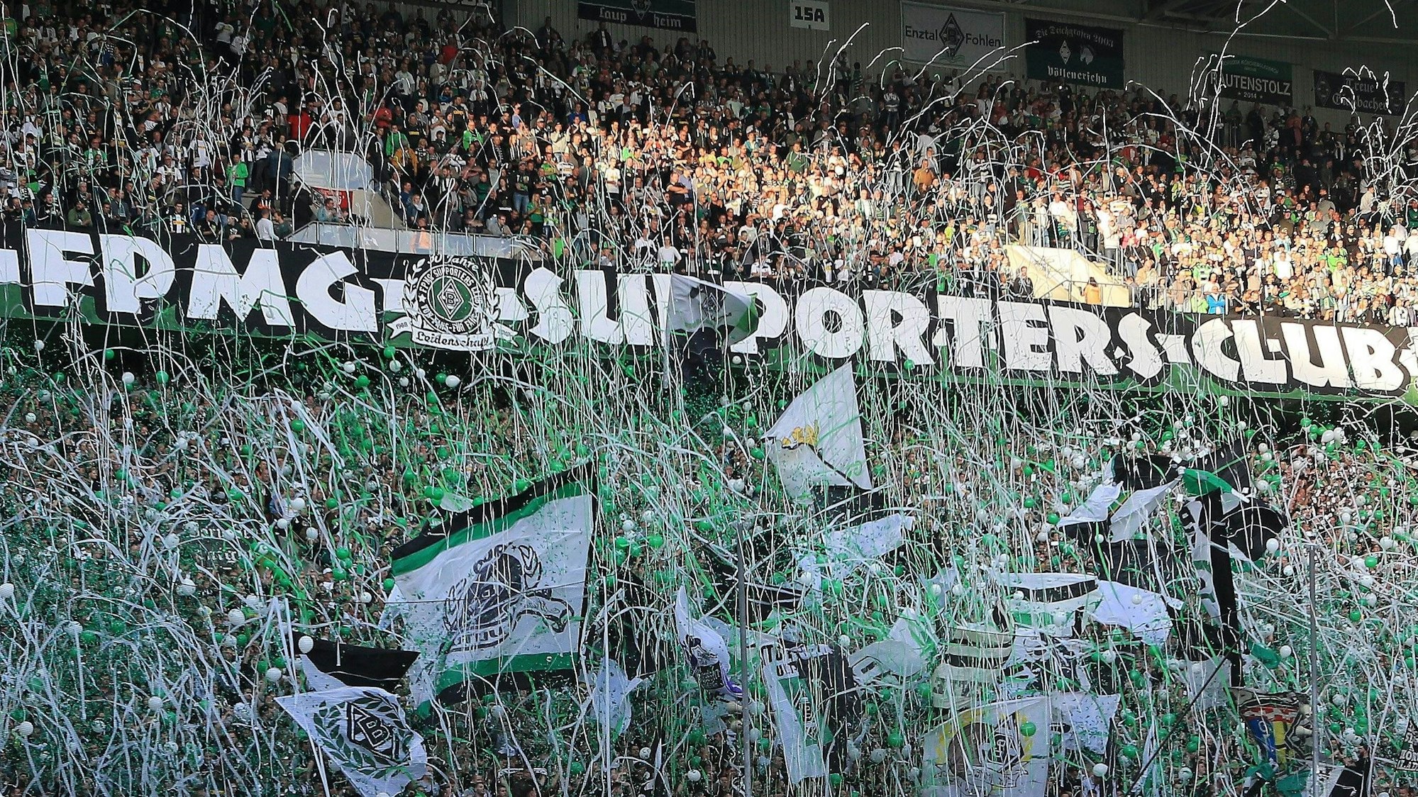 Im Jahr 2018 feierten die Gladbacher Fans das 30-jährige Jubiläum des FPMG Supporters Club. Nun wurde ein Transporter der Gladbacher Fan-Dachorganisation offenbar von einer Polizeikugel getroffen.