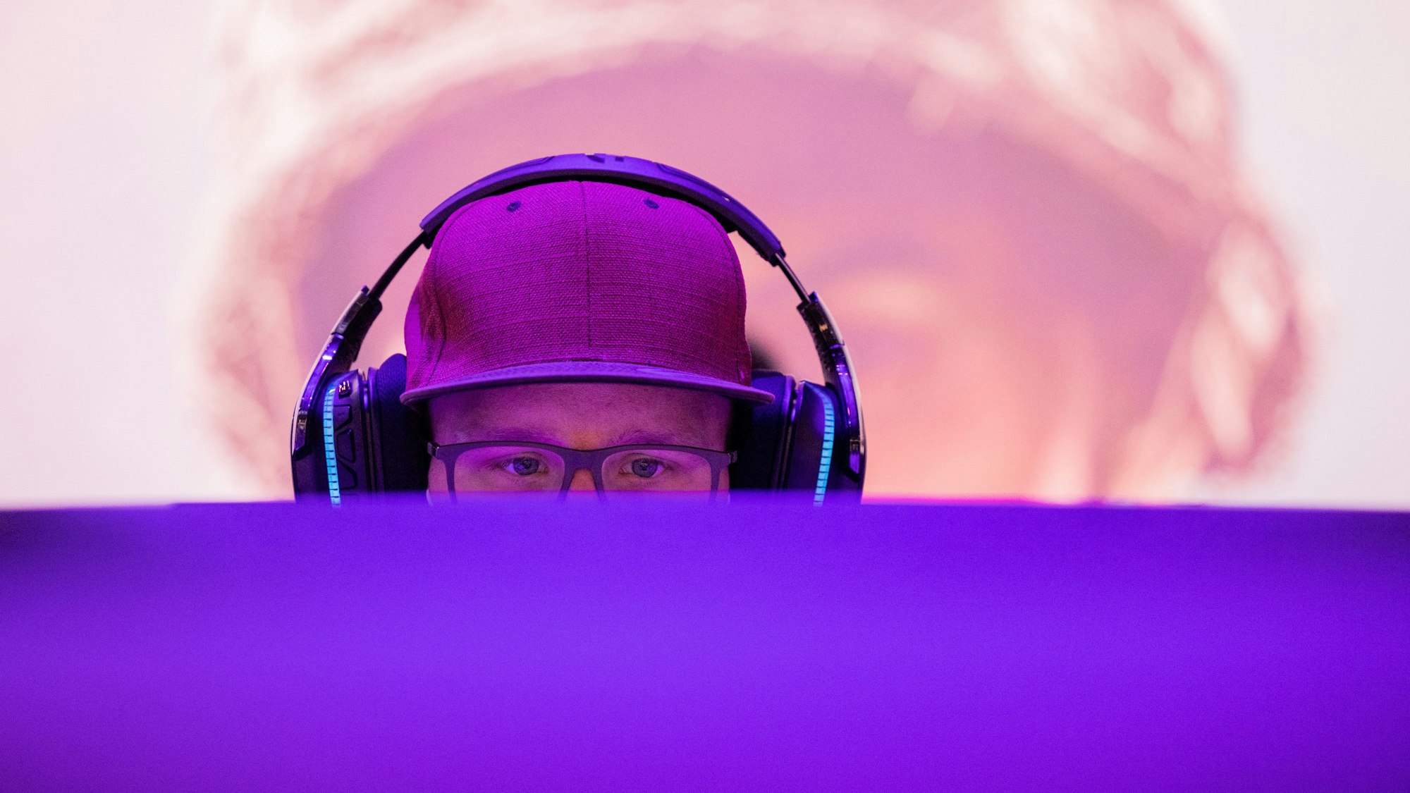 Messebesucher testen Spiele auf der Gamescom.