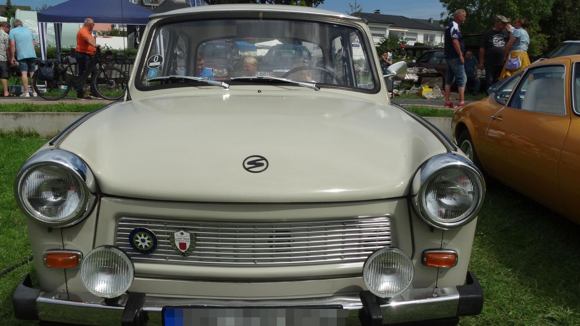 Ein beiger Trabbi von vorne.