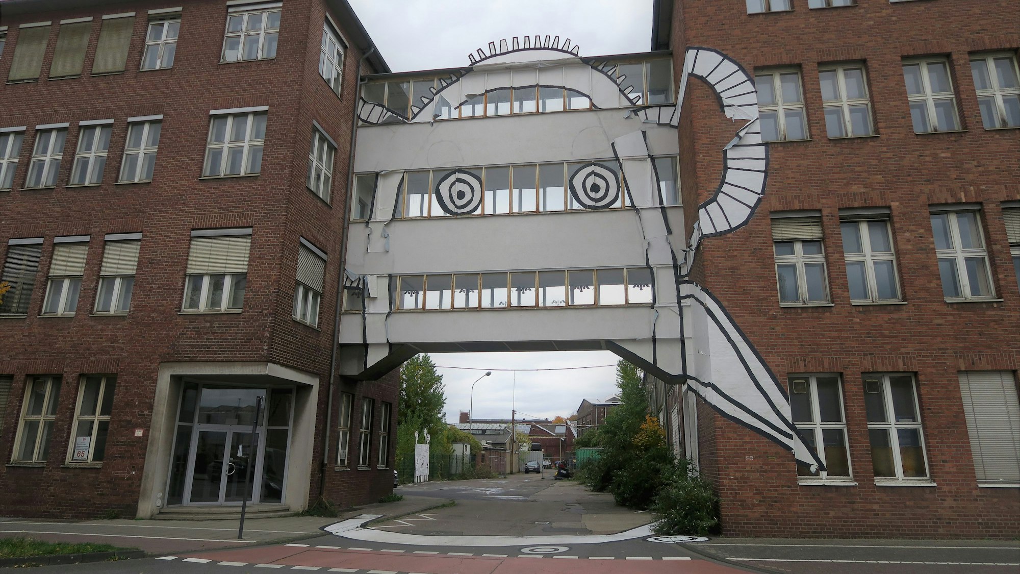 Der Eingang zum Osthof der Hallen Kalk an der Dillenburger Straße.