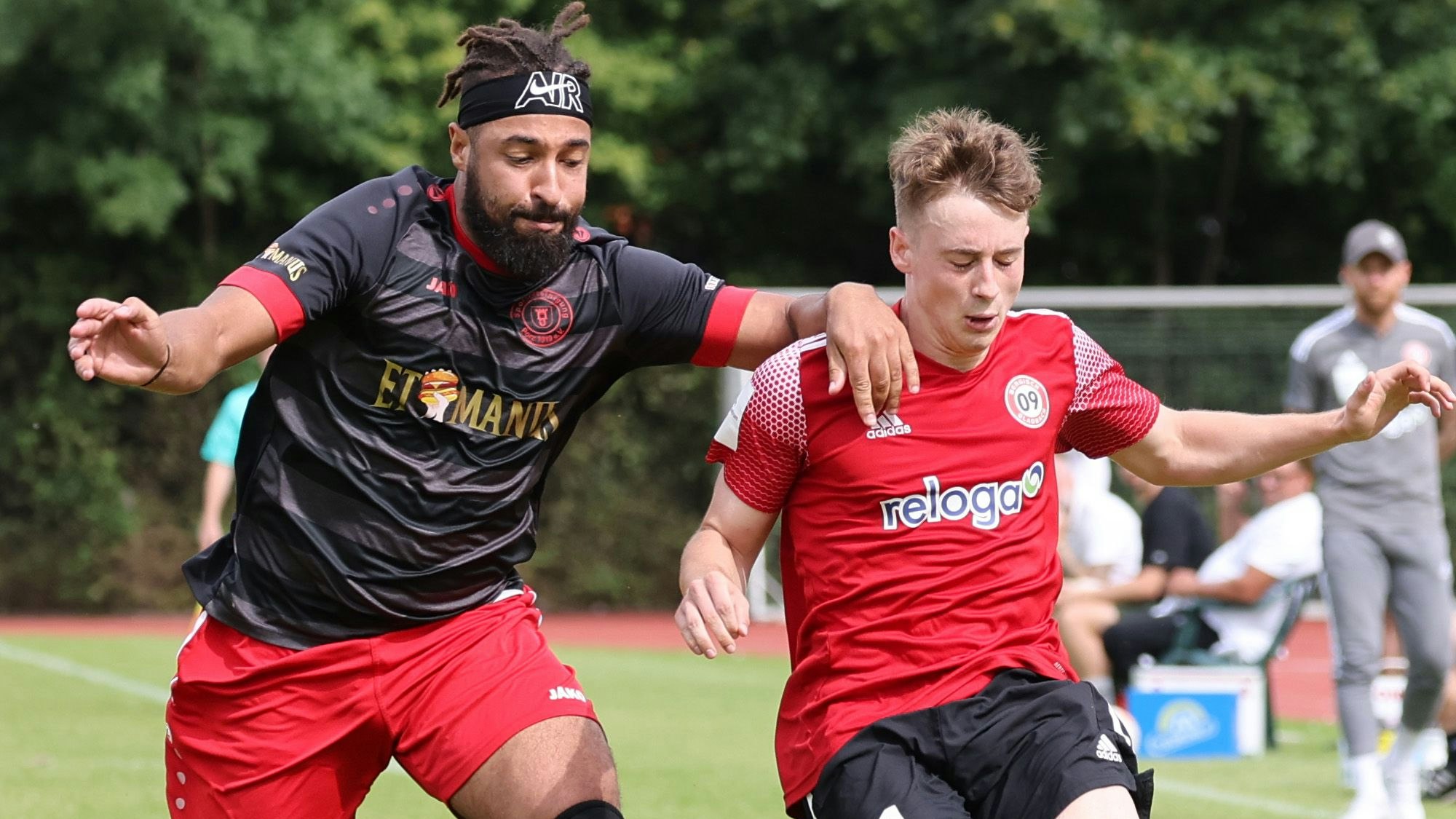 sport Mittelrheinliga
SV09  Porz
links Patrick Njangue gegen Tristan Arndt