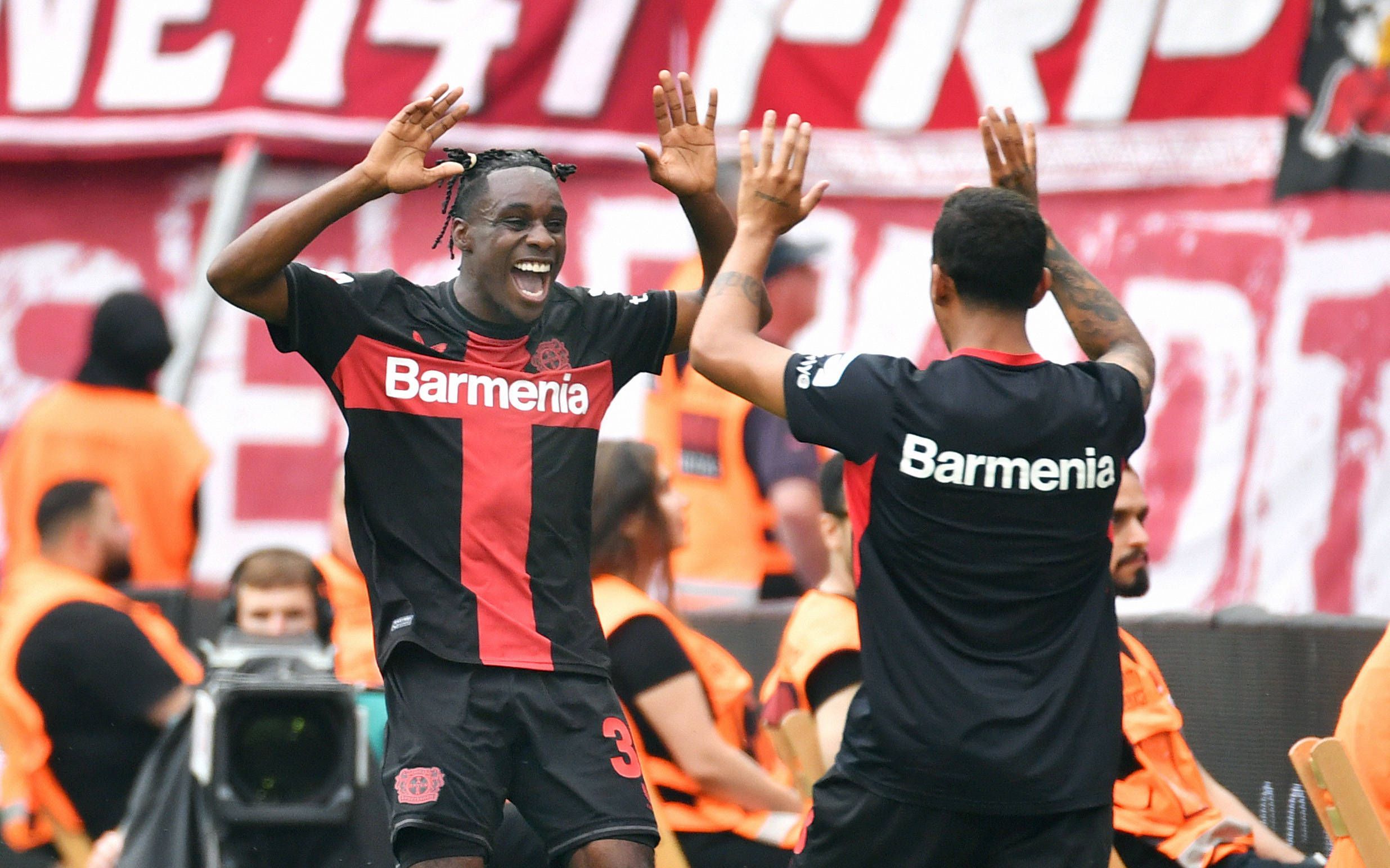 Fussball, Bundesliga, Deutschland, Herren, Saison 2023/2024, 1. Spieltag, BayArena Leverkusen, Bayer Leverkusen - RB Leipzig Jubel Jeremie Frimpong LEV nach seinem Tor zum 1:0