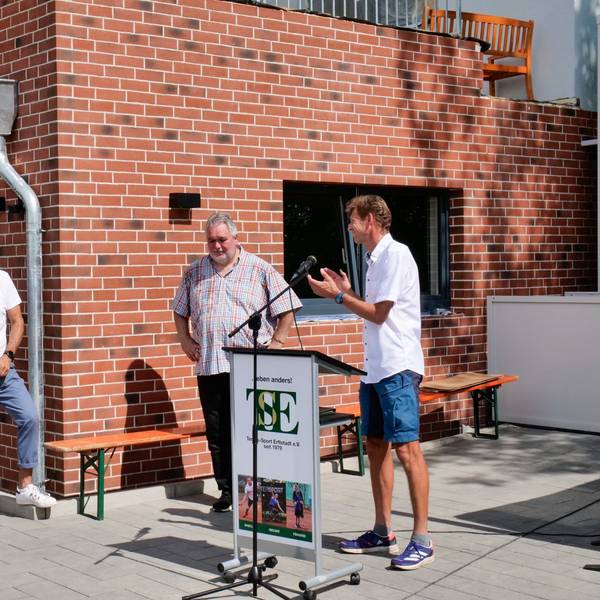 Das Bild zeigt Rolf Schüssler und Ferdinand Uhde vom Vorstandsteam vor dem neuen Vereinsheim.