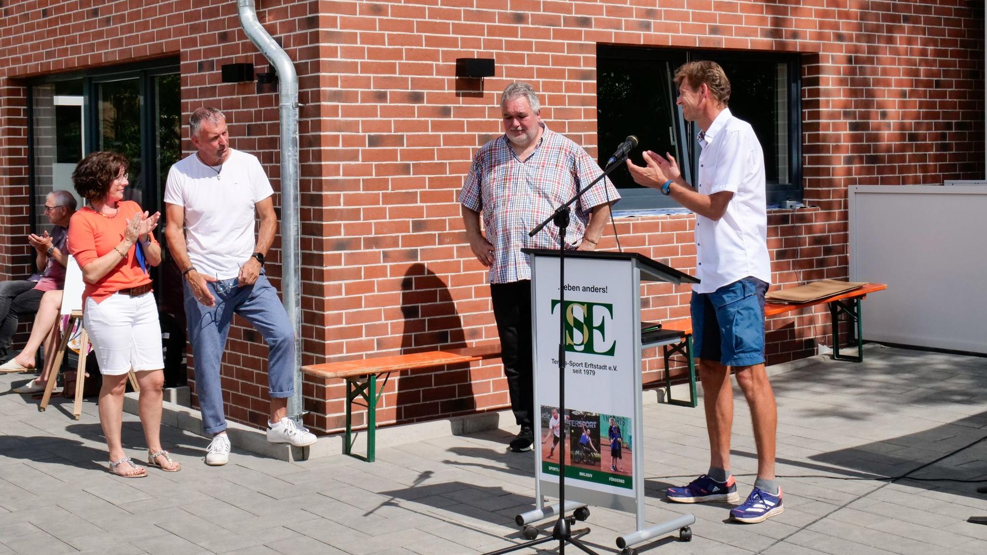 Das Bild zeigt Rolf Schüssler und Ferdinand Uhde vom Vorstandsteam vor dem neuen Vereinsheim.