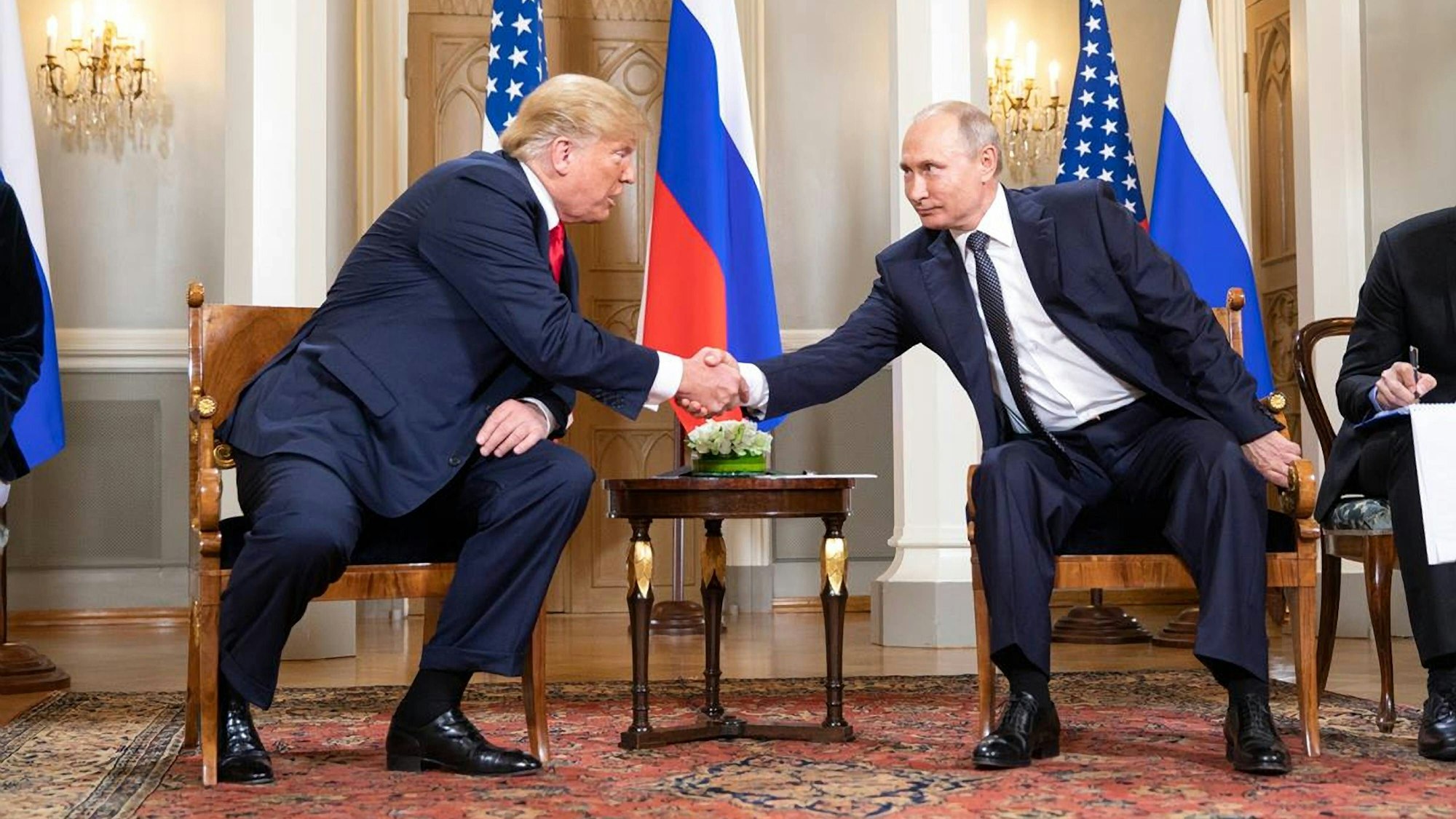 Handschlag zwischen Donald Trump und Wladimir Putin bei einem Treffen im Jahr 2018 in Helsinki. Der ehemalige US-Präsident behauptet am Freitag erneut, besonderen Einfluss auf Putin gehabt zu haben. (Archivbild)
