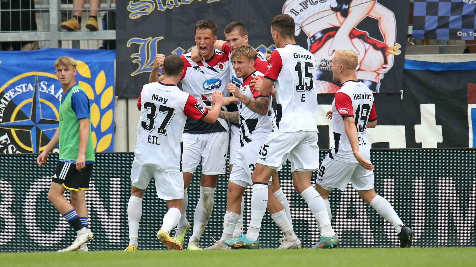 19.08.2023, Fussball, Herren, 3. Liga, Saison 2023/2024, 1. FC Saarbrücken - FC Viktoria Köln, Torjubel des FC Viktoria Köln nach dem Tor zum 1:1 durch Michael Schultz Viktoria Köln Saarbrücken Ludwigsparkstadion Saarland Deutschland DE *** 19 08 2023, football, men, 3 league, season 2023 2024, 1 FC Saarbrücken FC Viktoria Köln, goal celebration of FC Viktoria Köln after the goal to 1 1 by Michael Schultz Viktoria Köln Saarbrücken Ludwigsparkstadion Saarland Germany EN