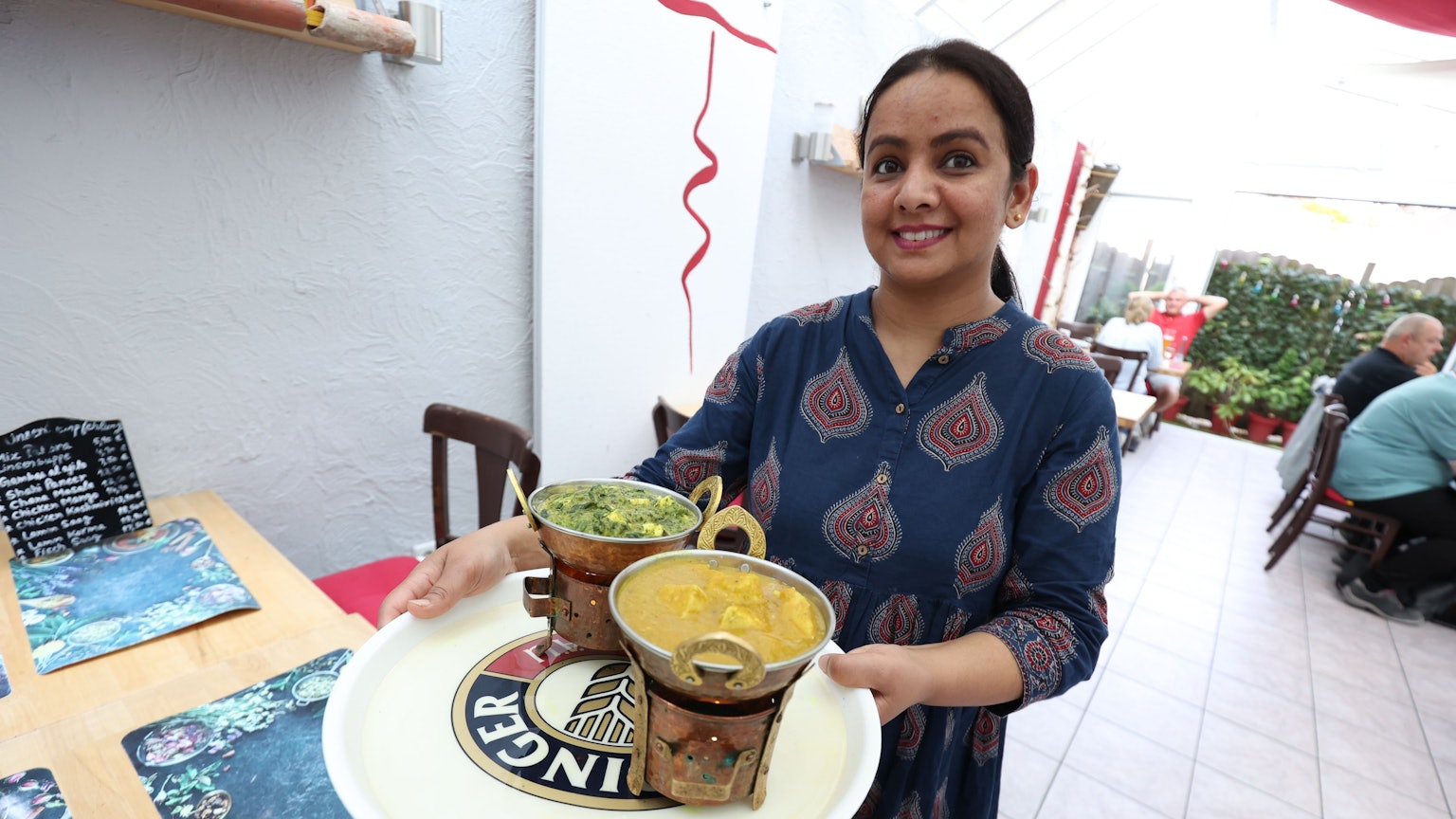 Pardeep Kaur beim Servieren indischer Spezialitäten im Kumar's in Rheinbach.